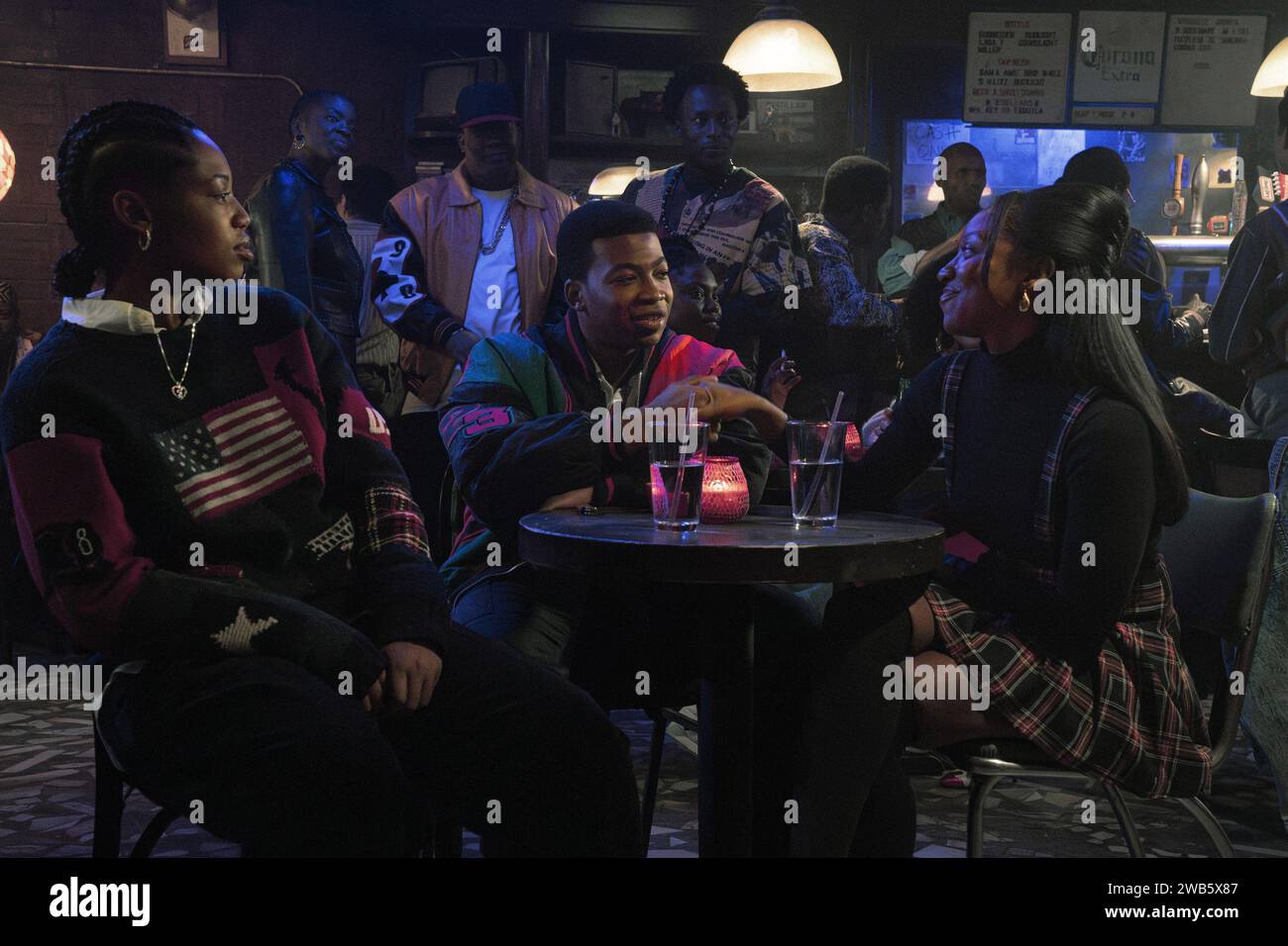 POWER BOOK III: RAISING KANAN, von links: Hailey Kilgore, Mekai Curtis, Liv Symone, 'Brothers and Keepers', (Staffel 3, ep. 305, ausgestrahlt am 29. Dezember 2023). Foto: Cara Howe / ©Starz / Courtesy Everett Collection Stockfoto