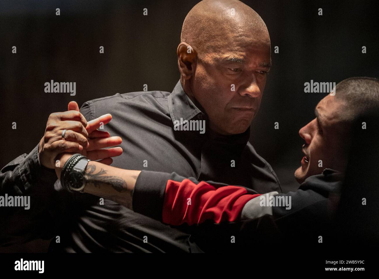 The Equalizer 3 (2023) von Antoine Fuqua mit Denzel Washington und Eugenio Mastrandrea. Robert McCall findet sich in Süditalien wieder, aber er entdeckt, dass seine Freunde unter der Kontrolle lokaler Kriminalbosse stehen. Während die Ereignisse tödlich werden, weiß McCall, was er tun muss: Werde zum Beschützer seiner Freunde, indem er gegen die Mafia kämpft. Werbefoto ***NUR REDAKTIONELLE VERWENDUNG***. Quelle: BFA / Stefano Montesi / Columbia Pictures Stockfoto