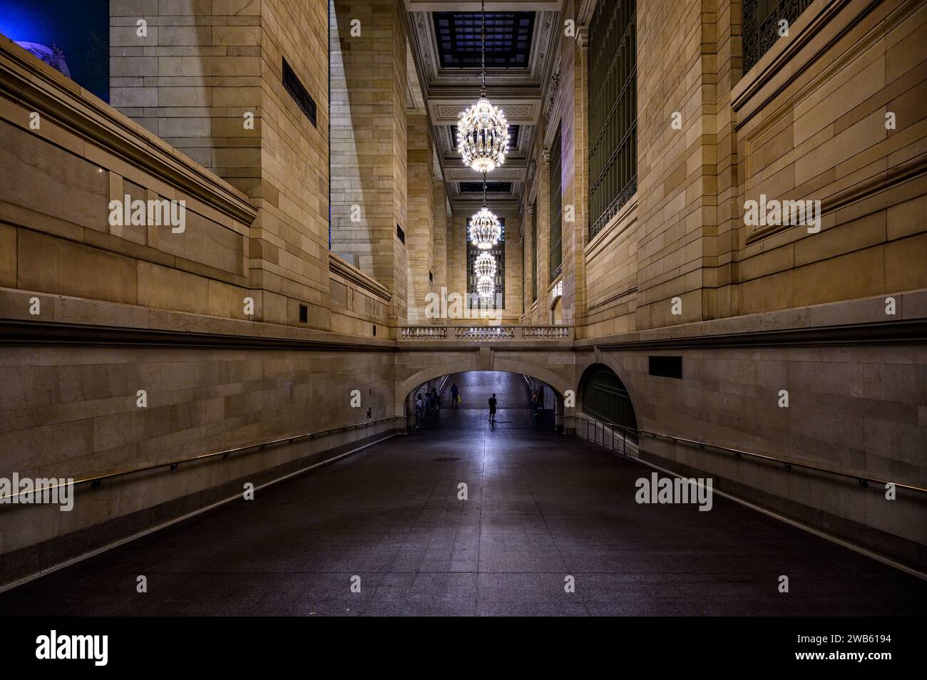 Detail eines der allgemeinen Korridore von New Yorks Grand Central Station mit den spektakulären Kronleuchtern. Stockfoto