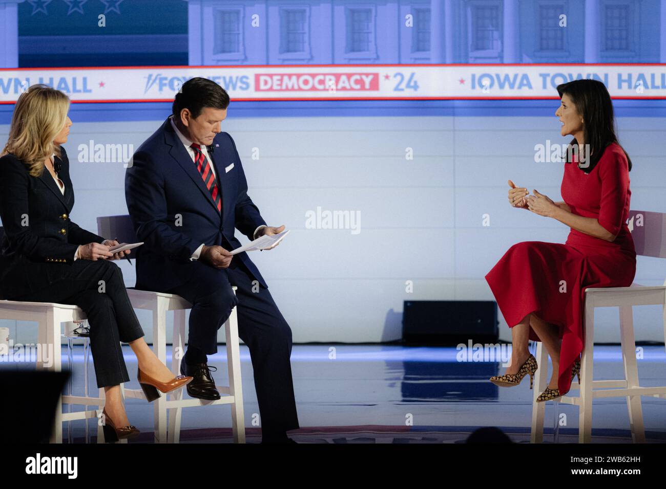 Des Moines, Usa. Januar 2024. Anchors Martha MacCallum und Bret Baier sprechen auf der Bühne mit Nikki Haley, ehemaliger Botschafter bei den Vereinten Nationen und 2024 republikanischer Präsidentschaftskandidat während einer Fox News Iowa Town Hall im Iowa Events Center am 8. Januar 2024 in des Moines, Iowa. (Foto: Jon Cherry/SIPA USA) Credit: SIPA USA/Alamy Live News Stockfoto