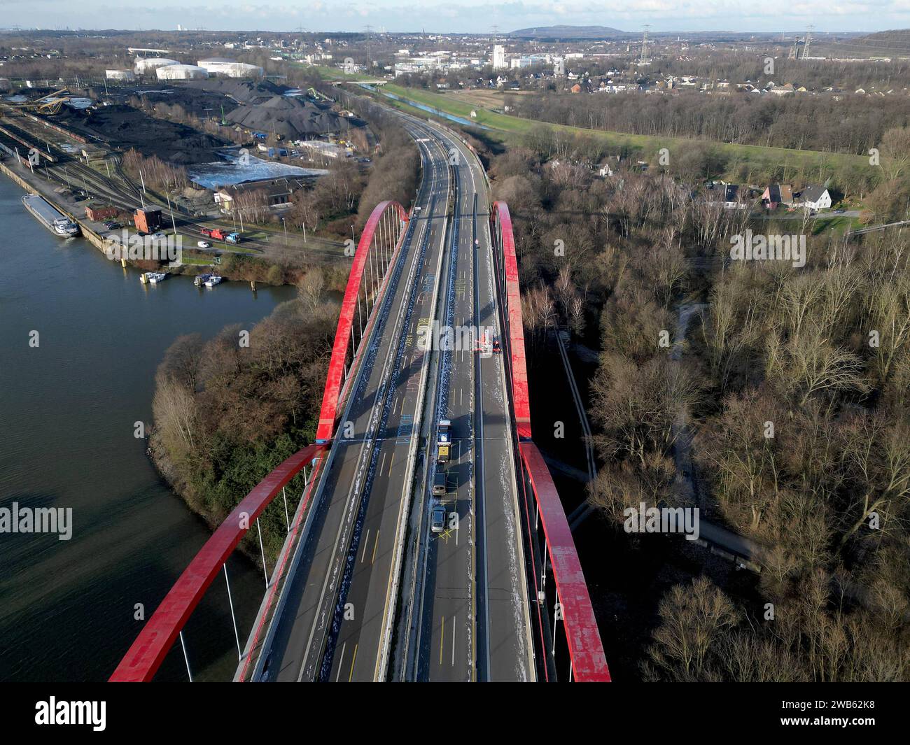 08.01.2024 Essen / Bottrop die A42 ist gesperrt , weil auf der Brücke über den Rhein-Herne-Kanal zwischen Essen und Bottrop schwere Schäden entdeckt wurden *** 08 01 2024 Essen Bottrop die A42 ist gesperrt, da an der Brücke über den Rhein-Herne-Kanal zwischen Essen und Bottrop schwere Schäden entdeckt wurden Stockfoto