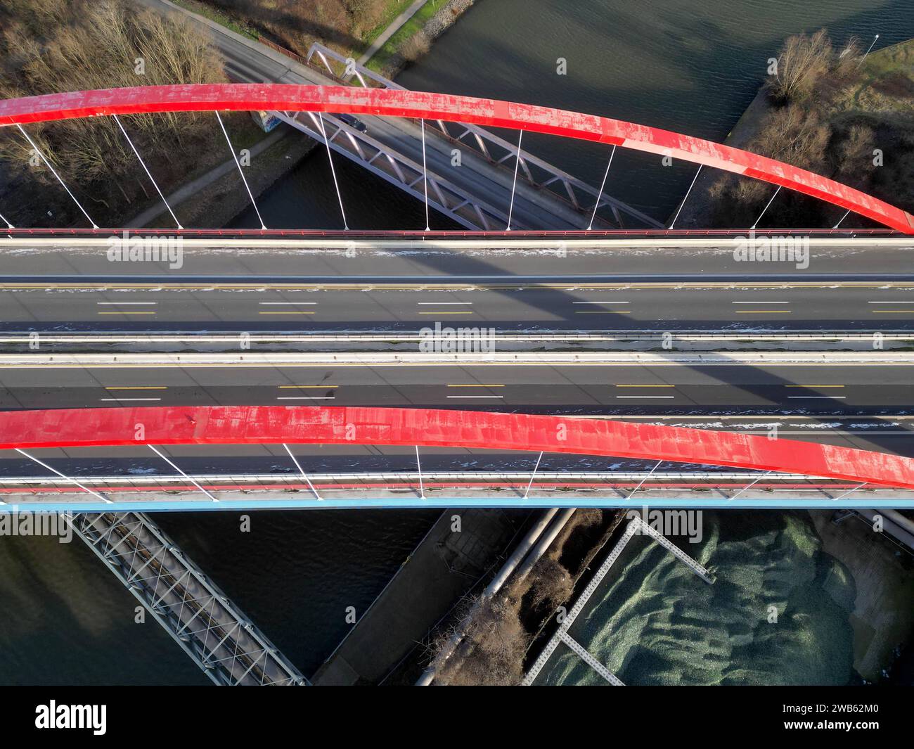 08.01.2024 Essen / Bottrop die A42 ist gesperrt , weil auf der Brücke über den Rhein-Herne-Kanal zwischen Essen und Bottrop schwere Schäden entdeckt wurden *** 08 01 2024 Essen Bottrop die A42 ist gesperrt, da an der Brücke über den Rhein-Herne-Kanal zwischen Essen und Bottrop schwere Schäden entdeckt wurden Stockfoto