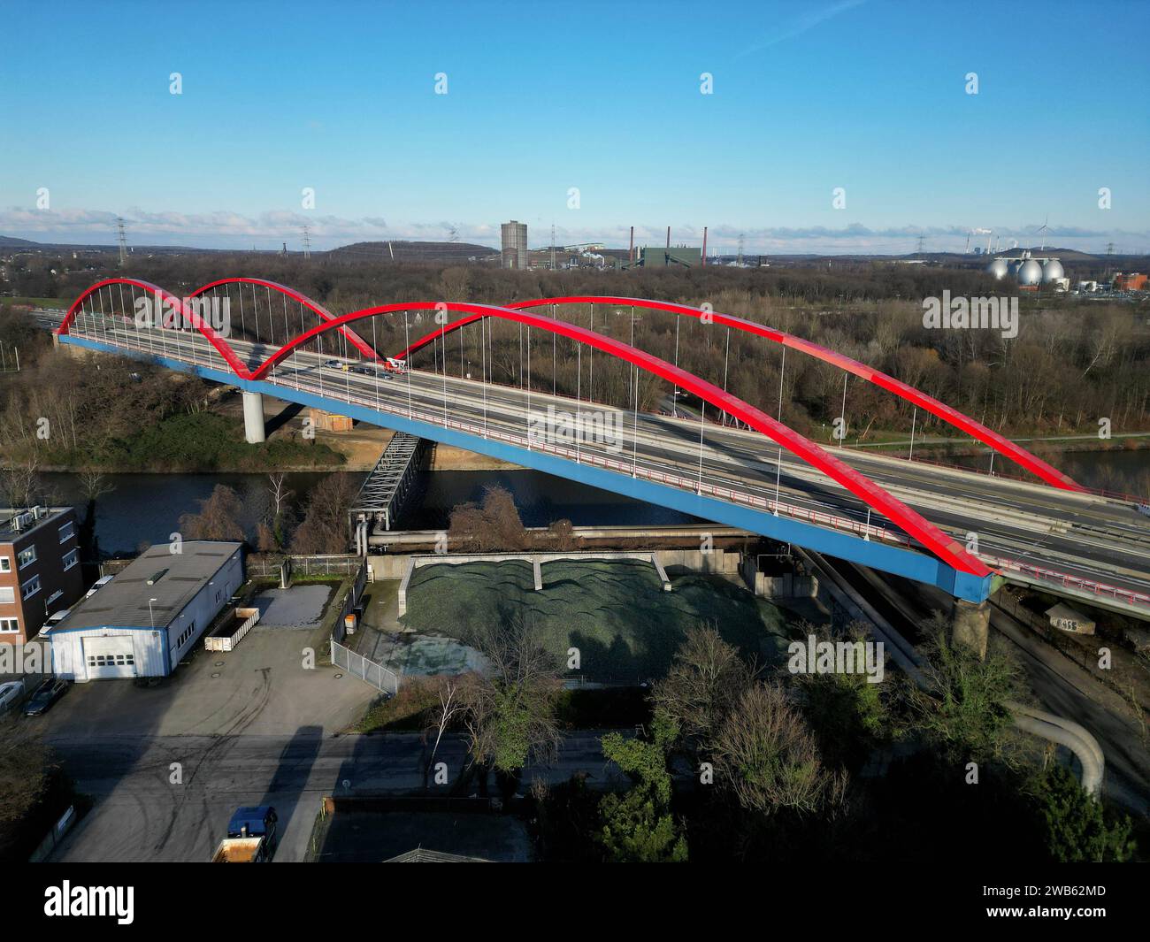 08.01.2024 Essen / Bottrop die A42 ist gesperrt , weil auf der Brücke über den Rhein-Herne-Kanal zwischen Essen und Bottrop schwere Schäden entdeckt wurden *** 08 01 2024 Essen Bottrop die A42 ist gesperrt, da an der Brücke über den Rhein-Herne-Kanal zwischen Essen und Bottrop schwere Schäden entdeckt wurden Stockfoto