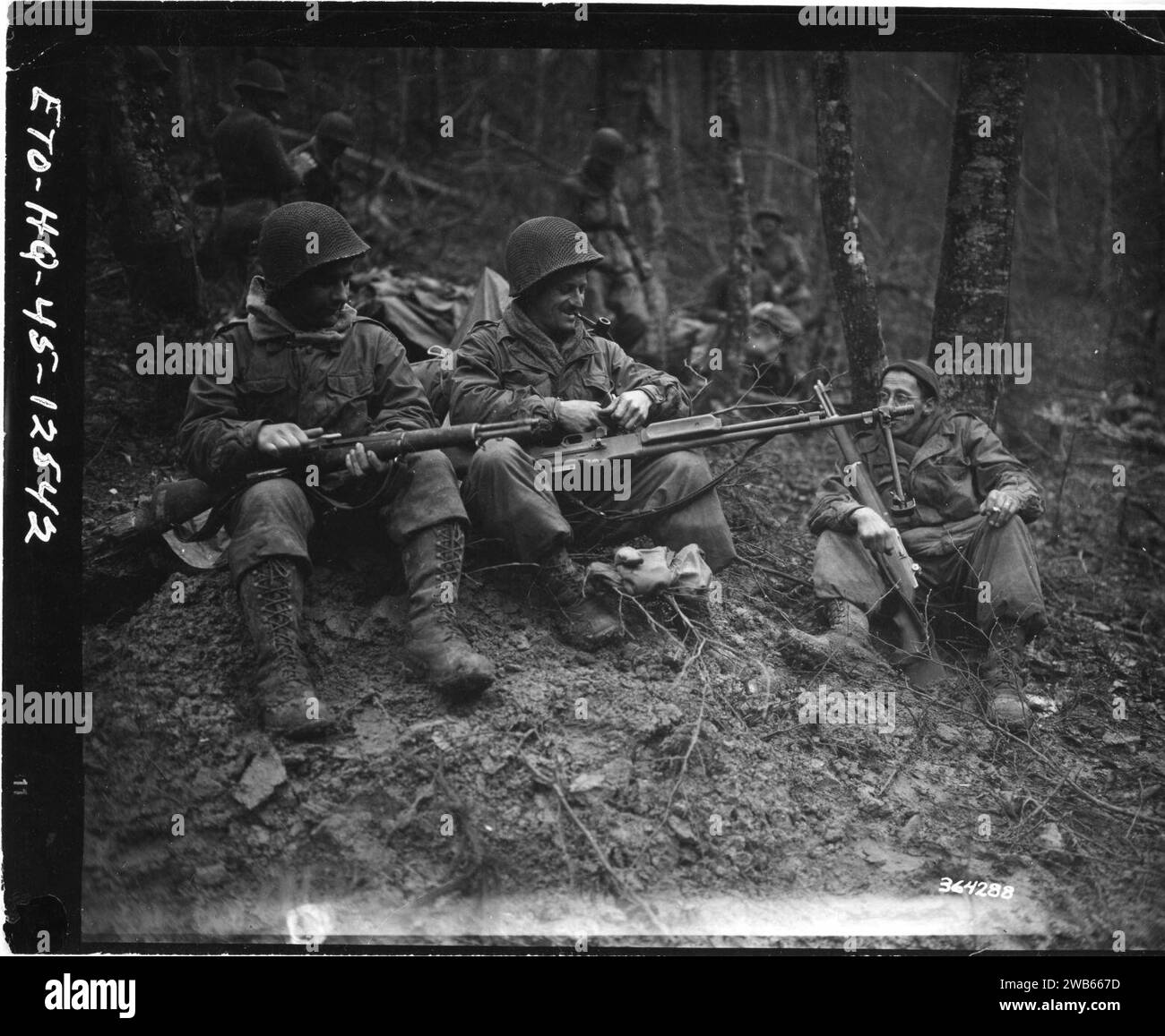 111SC364288 Mitglieder des 3. Bataillons, 417. Regiment, 75