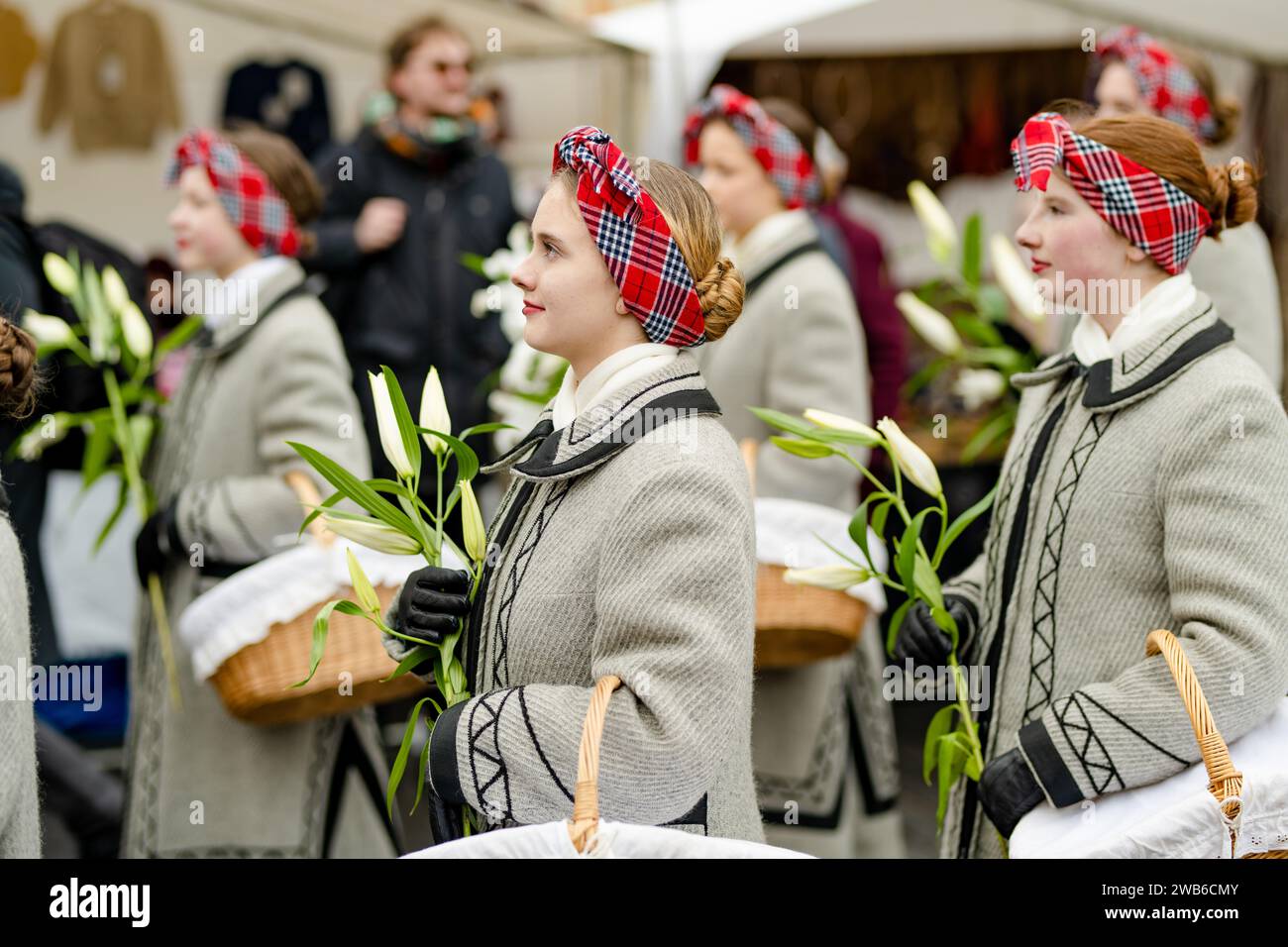 VILNIUS, LITAUEN - 4. MÄRZ 2023: Fröhliche Menschen, die an einer humorvollen Parade während Kaziuko Muge oder Kaziukas teilnehmen, traditioneller Ostermarkt, Kunsthandwerk Stockfoto