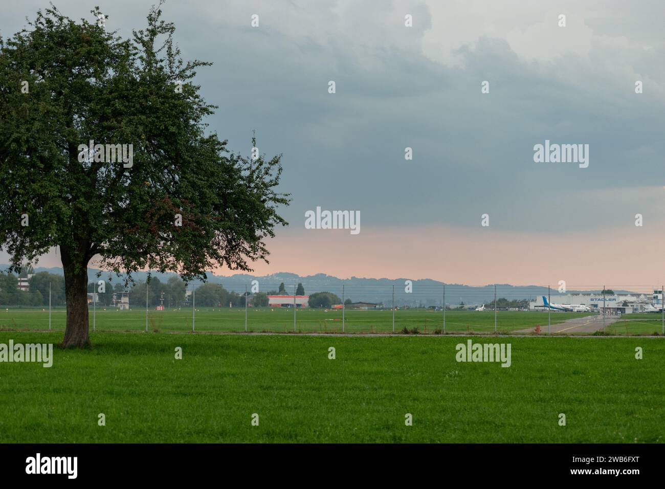Flughafen Altenrhein, Saint Gallen, Schweiz, 12. September 2023 Grüne Umgebung und ein bewölkter Tag am lokalen Flughafen Stockfoto