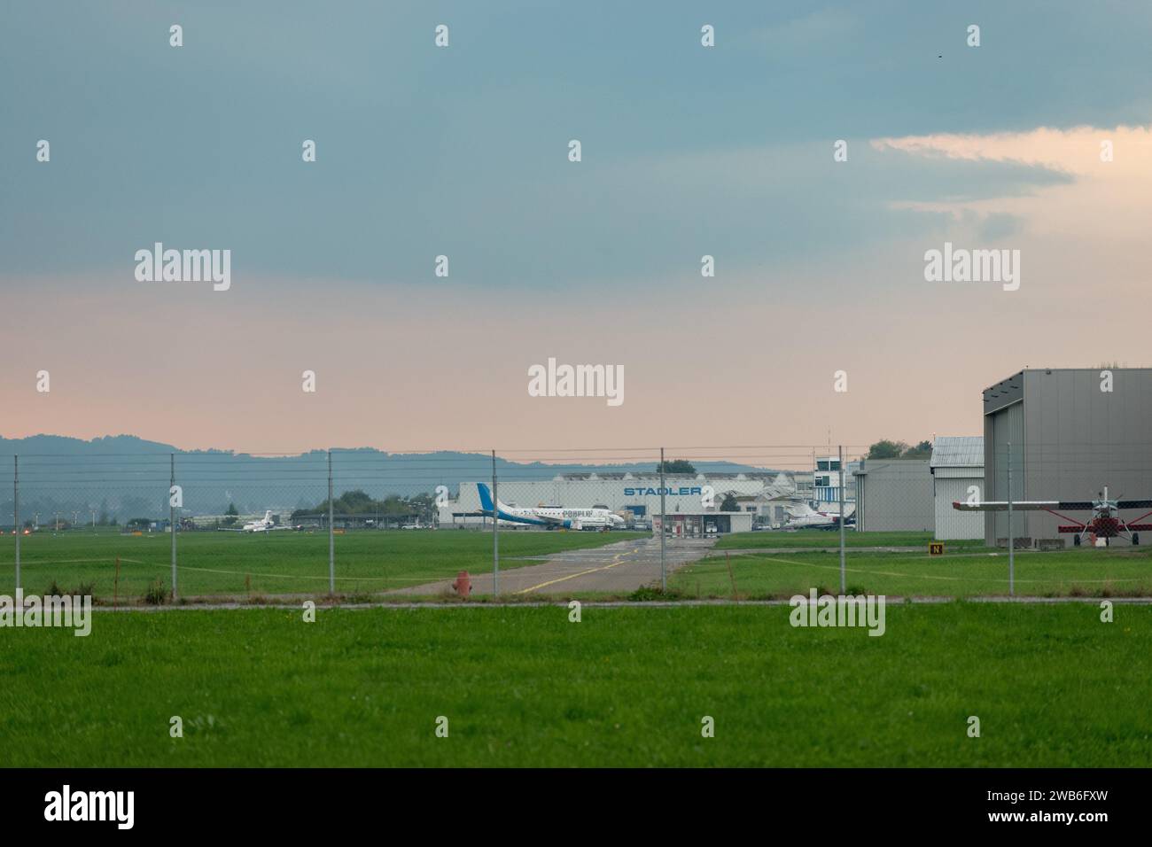 Flughafen Altenrhein, Saint Gallen, Schweiz, 12. September 2023 Grüne Umgebung und ein bewölkter Tag am lokalen Flughafen Stockfoto