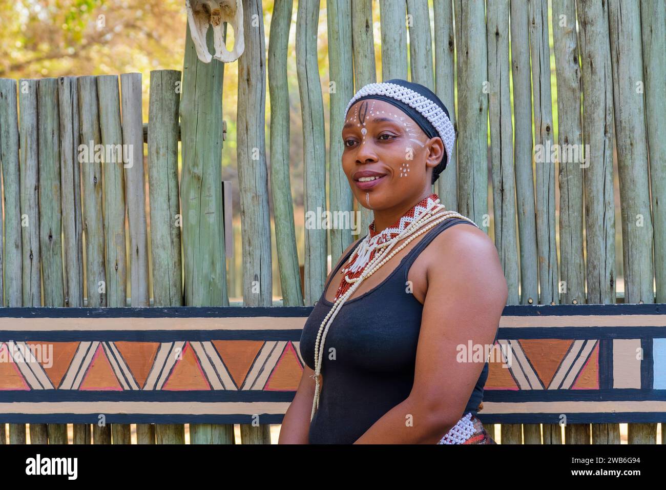 Erwachsene weibliche Darstellerin, Lesedi Cultural Village, Lanseria, Gauteng, Südafrika Stockfoto