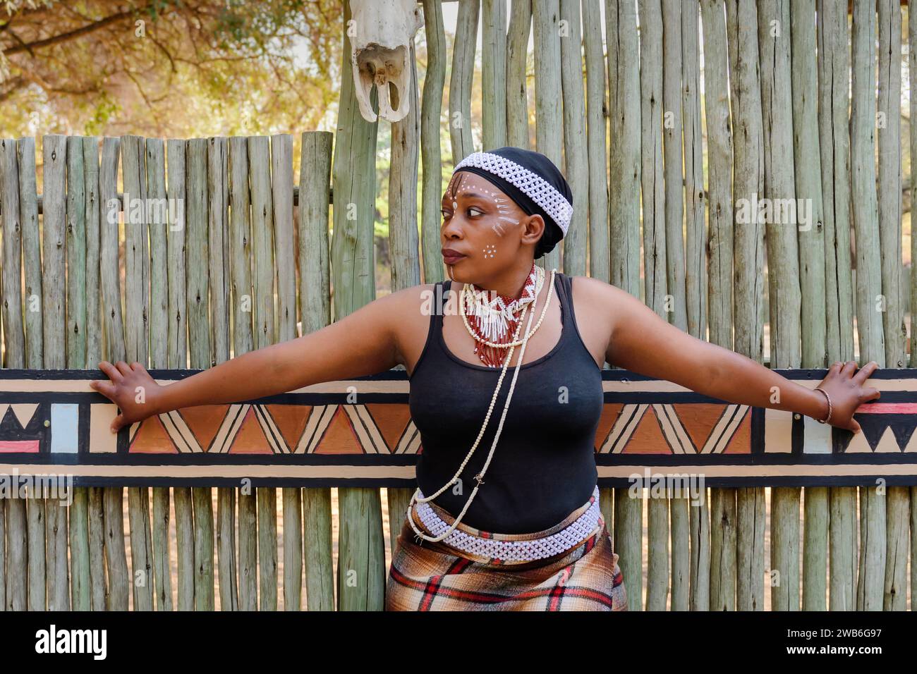 Erwachsene weibliche Darstellerin, Lesedi Cultural Village, Lanseria, Gauteng, Südafrika Stockfoto