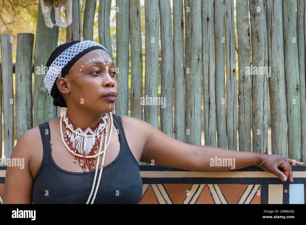 Erwachsene weibliche Darstellerin, Lesedi Cultural Village, Lanseria, Gauteng, Südafrika Stockfoto