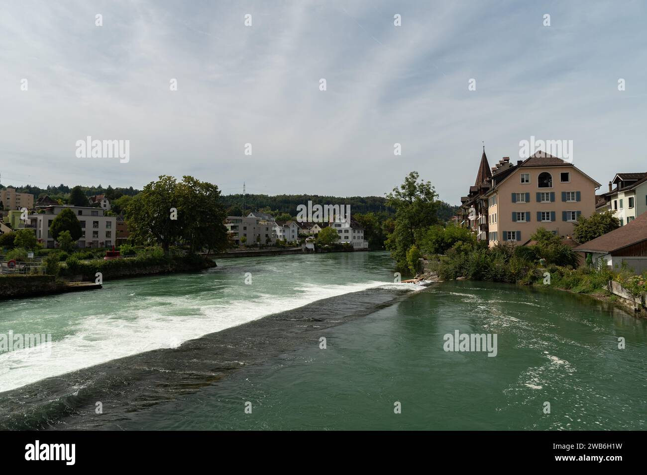 Bremgarten, Kanton Aargau, Schweiz, 3. September 2023 schöne Aussicht entlang der Reuss in der Innenstadt an einem sonnigen Tag Stockfoto