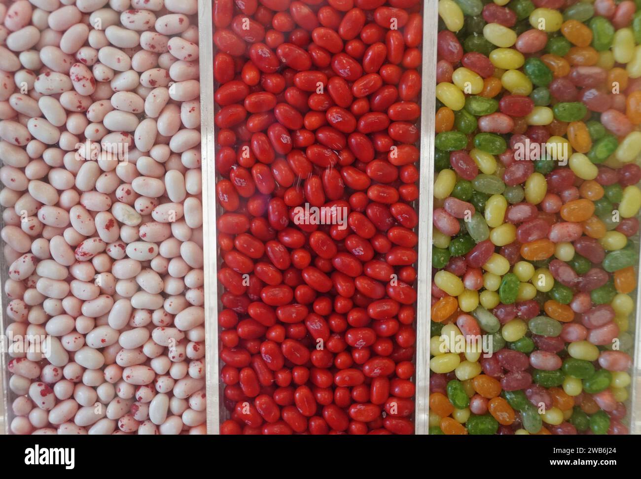 Erdbeere, roter Apfel und klassische Jelly Beans im Glas Stockfoto