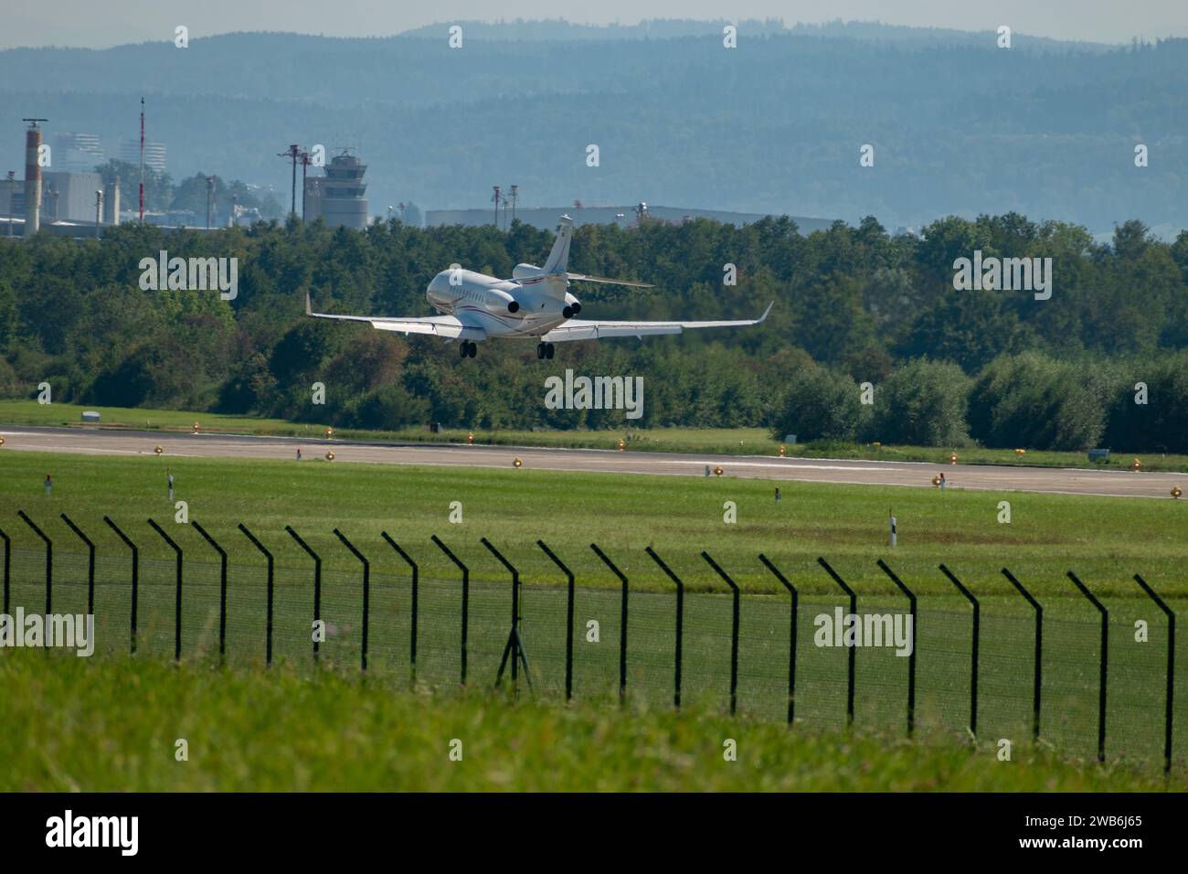 Zürich, Schweiz, 6. September 2023 HB-JOB Dessault Falcon 7X kommt auf Start- und Landebahn 14 an Stockfoto