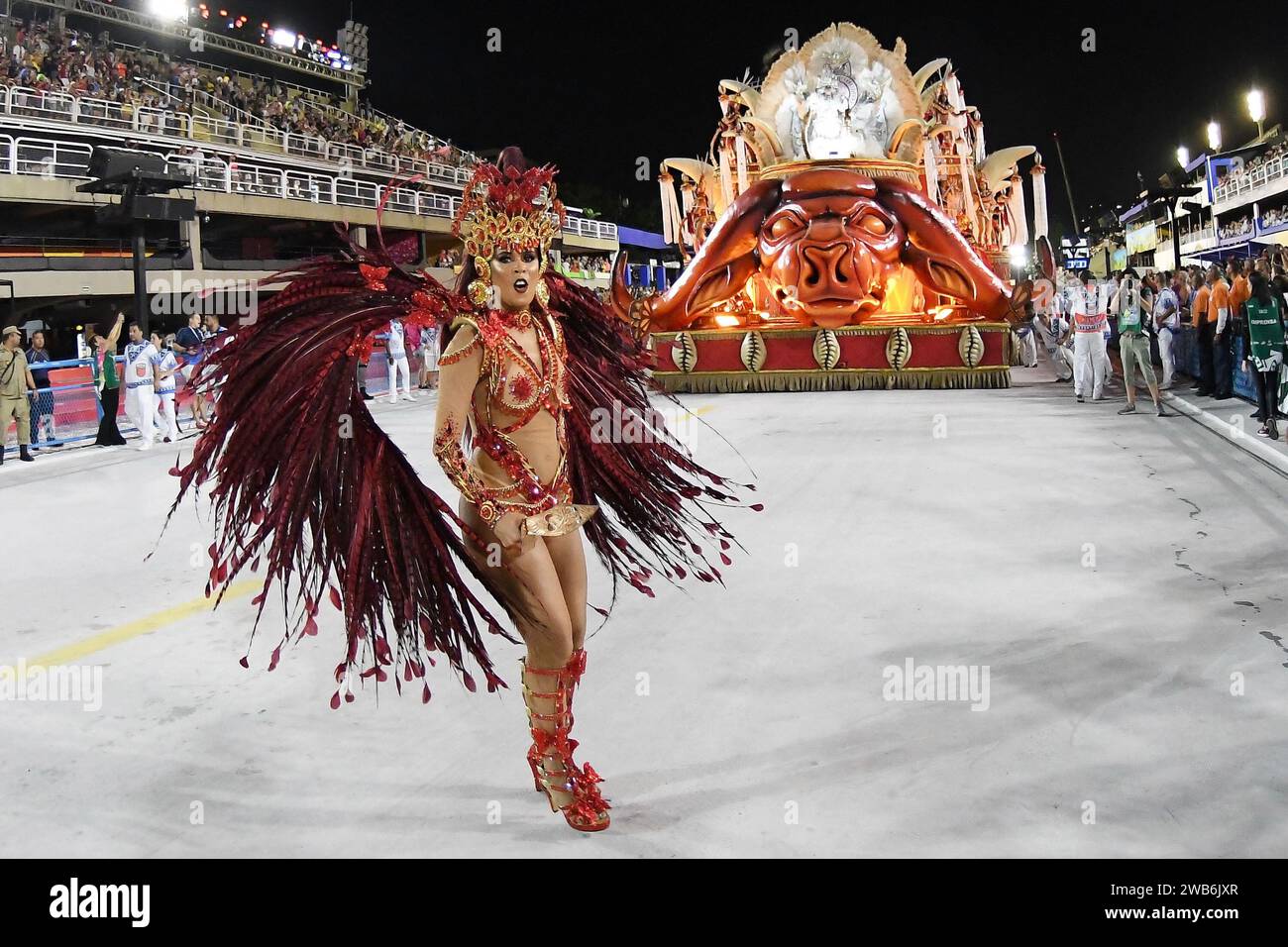 Rio de Janeiro, Brasilien, 22. April 2022. Paraden der Samba-Schulen der Goldserie während des Karnevals in Rio de Janeiro. Stockfoto