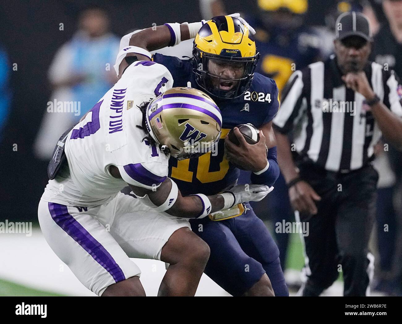 Houston, Usa. Januar 2024. Alex Orji, der Quarterback von Michigan Wolverines, wird im zweiten Quartal 2024 im NRG Stadium in Houston, Texas, im zweiten Quartal von Washington Huskies, Dominique Hampton, besiegt 2024. Foto: Kevin M. Cox/UPI Credit: UPI/Alamy Live News Stockfoto