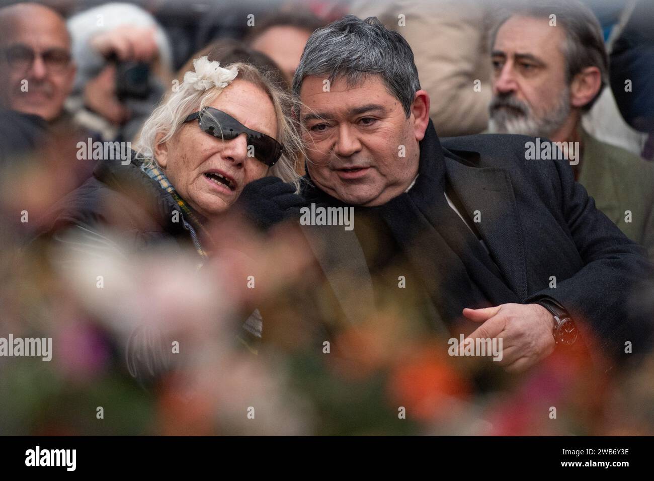 Paris, Frankreich. Januar 2024. Agnes B. und Jerome Coumet nahmen am 8. Januar 2024 an der Enthüllung des David Bowie-Straßenschilds in Paris Teil. Foto: Aurore Marechal/ABACAPRESS.COM Credit: Abaca Press/Alamy Live News Stockfoto