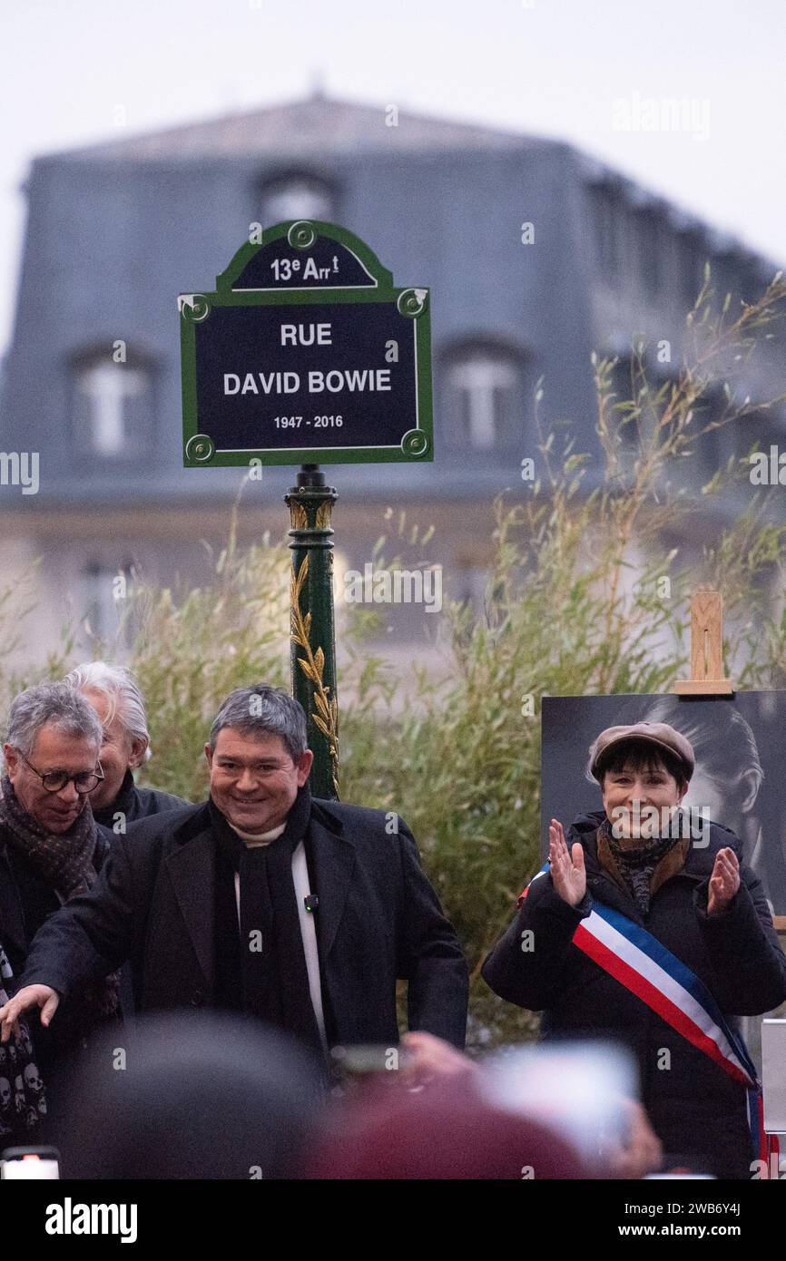 Paris, Frankreich. Januar 2024. Jerome Coumet und Laurence Patrice besuchten am 08. Januar 2024 die Enthüllung des David Bowie-Straßenschilds in Paris. Foto: Aurore Marechal/ABACAPRESS.COM Credit: Abaca Press/Alamy Live News Stockfoto