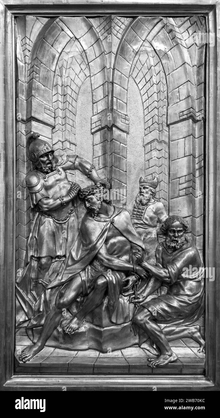 Die Krönung mit Dornen – eine Reliefskulptur. Kirche Saint Giles (Kirche St. Ägyd) in Gumpendorf, Wien. Stockfoto