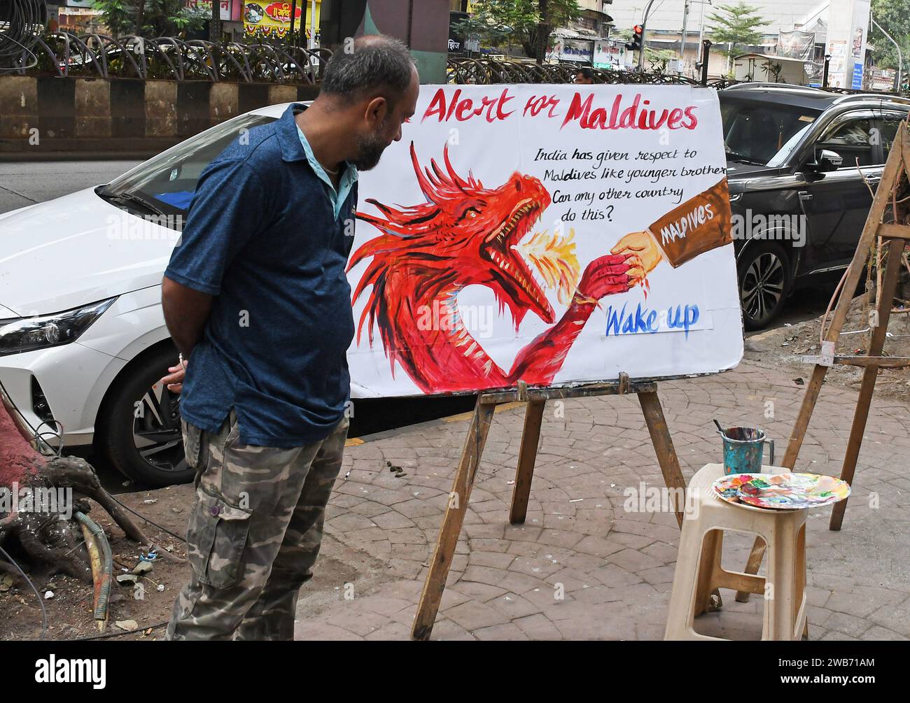 Mumbai, Indien. Januar 2024. Ein Mann schaut sich ein Poster an, das gemalt wurde, um die Erklärung der Malediven-Minister über den indischen Premierminister Narendra Modi und Indien im Allgemeinen zu verurteilen. Die Indianer besuchten die Malediven wegen Beleidigung von Premierminister Narendra Modi und Indien im Allgemeinen in den sozialen Medien, um einen Urlaub auf den Malediven zu boykottieren. (Foto: Ashish Vaishnav/SOPA Images/SIPA USA) Credit: SIPA USA/Alamy Live News Stockfoto