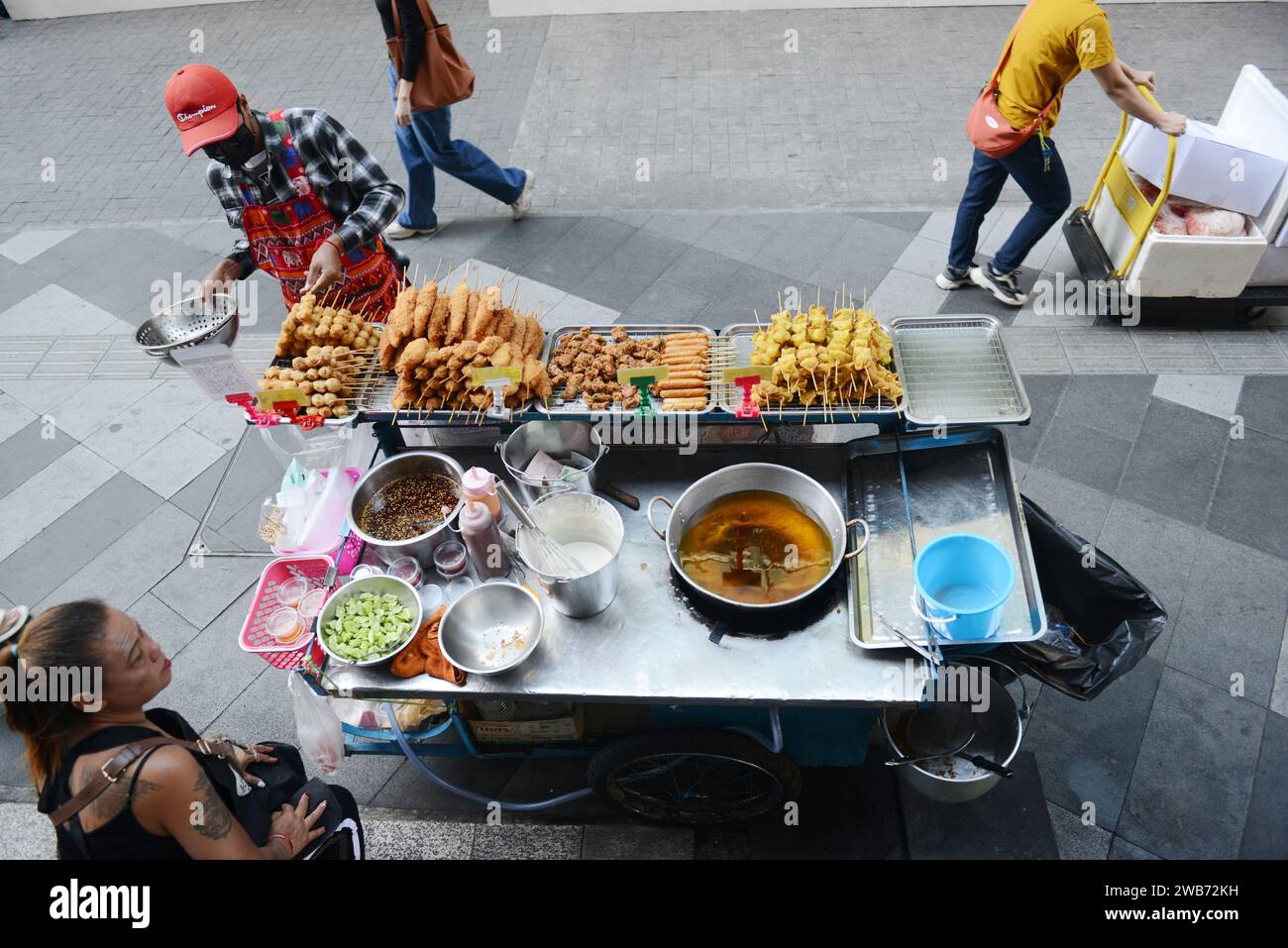 Ein Street Food-Händler am Siam Square in Bangkok, Thailand. Stockfoto