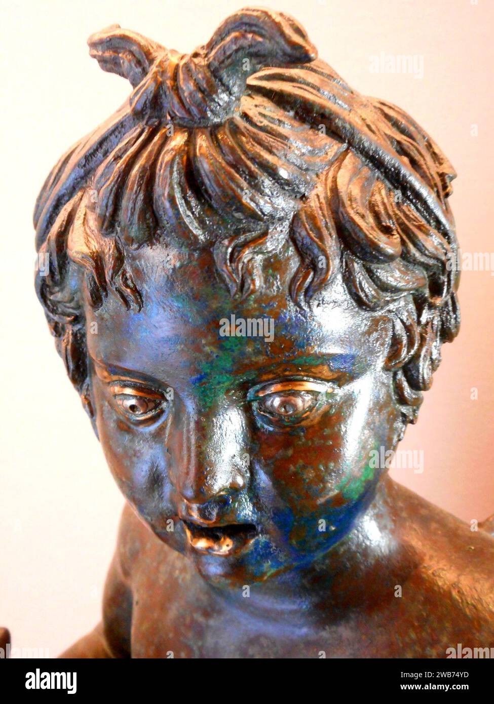 ''Cupid mit Gans'' - Bronzebrunnen (1. Jahrhundert v. Chr. - 1. Jahrhundert n. Chr.) aus Pompeji - Ausstellung ''Herculaneum und Pompeji - Vision der Entdeckung'' Stockfoto