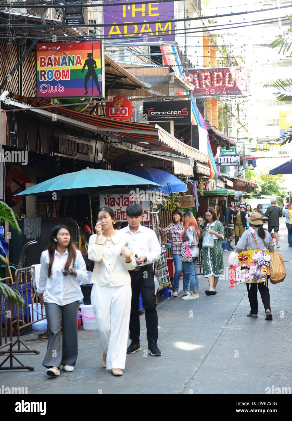 Patpong Gassen in der Nähe der Silom Road während des Tages. Bangkok, Thailand. Stockfoto