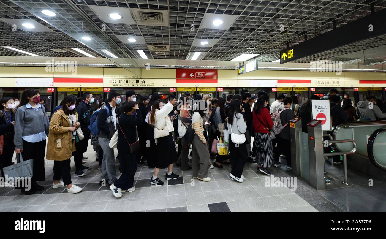 Passagiere, die die U-Bahn-Station Taipei 101 in Taipei, Taiwan, verlassen. Stockfoto