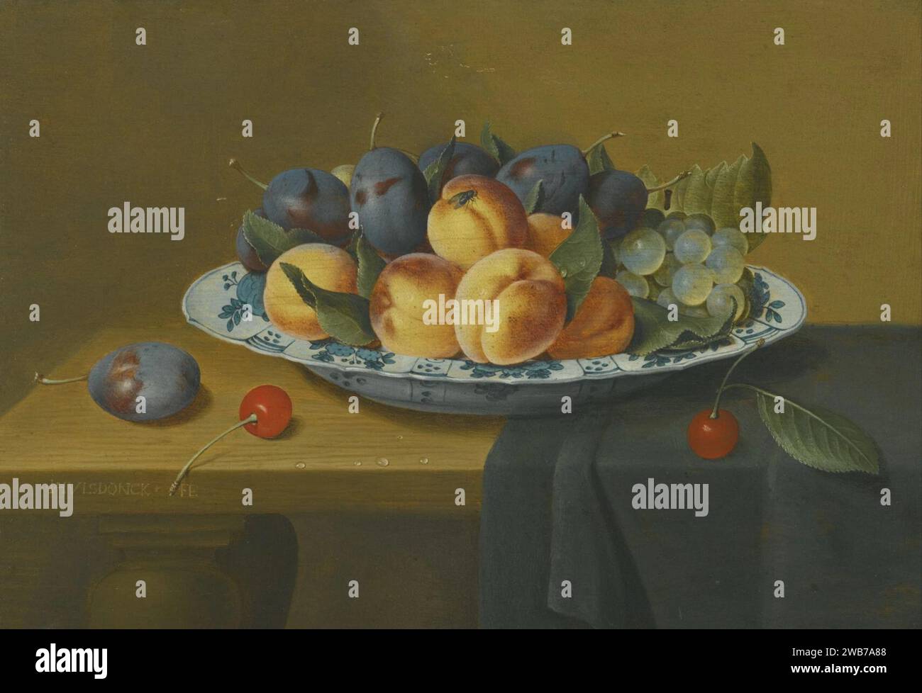 Jacob van Hulsdonck - Stillleben mit Pfirsichen, Pflaumen und Trauben in einem Wan-Li Porzellangeschirr, alles auf einer Kante teilweise mit einem grünen Tuch vorlegt. Stockfoto