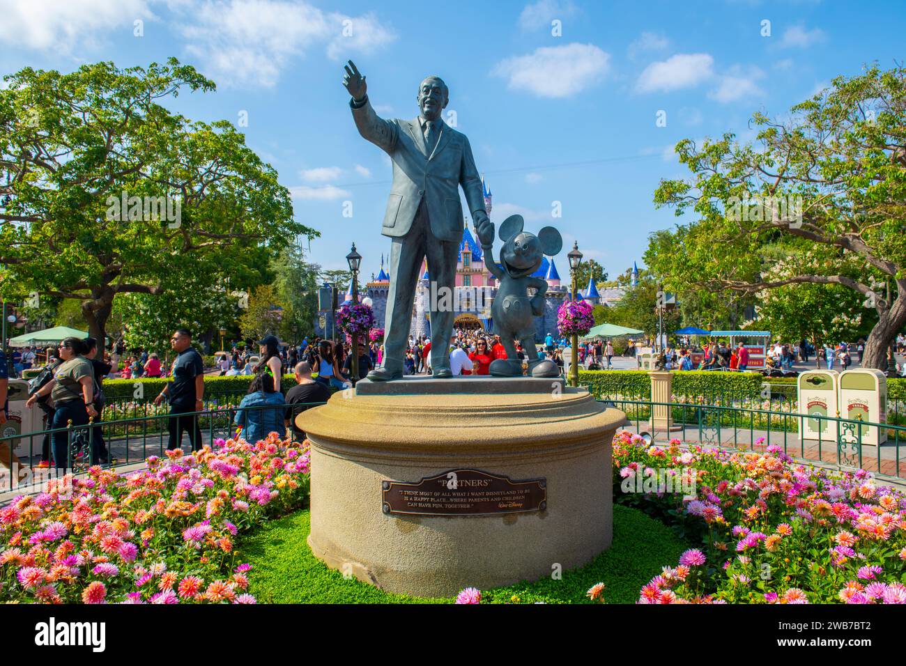 Partnerstatue mit Walt Disney, die Hand mit Mickey Maus hält, im Disneyland Park in Anaheim, Kalifornien, USA. Stockfoto