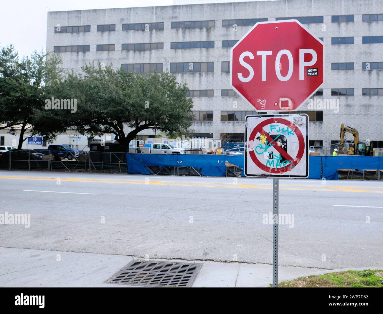 Stoppschild mit einem Schild „nicht links abbiegen“ und Graffiti kritisch für Web-Mapping-Dienste, um Fahrer anzuweisen, dort links abzubiegen, wo es verboten ist. Stockfoto
