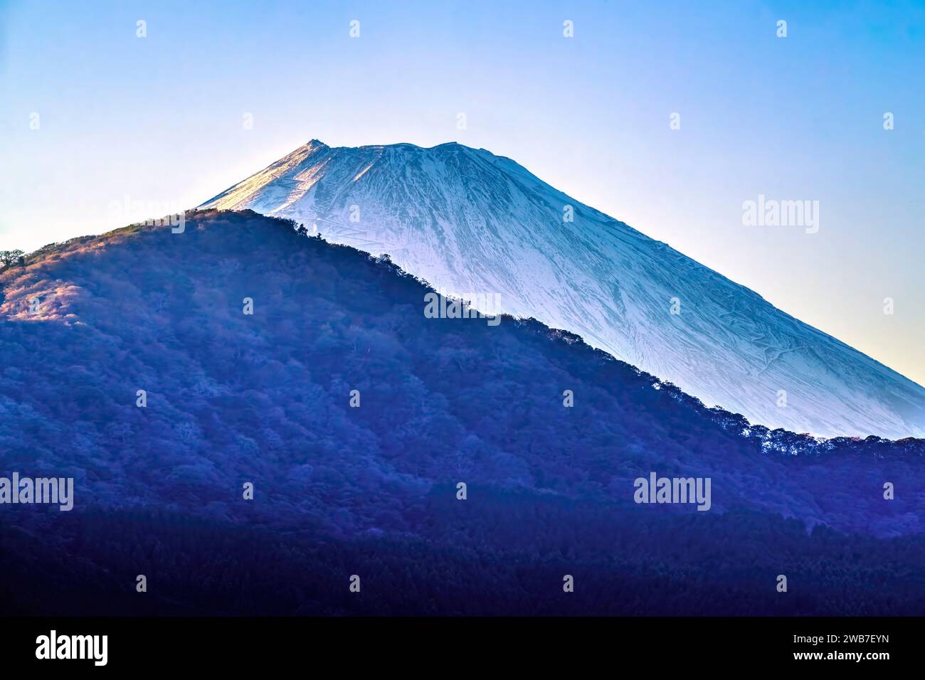 Farbenprächtiger Schneeberg Fuji Hakone Kanwagawa Japan. Letzte Eruption 1707 n. Chr. Der höchste Berg Japans über 12.000 Meter. Der Fuji ist ein Symbol o Stockfoto