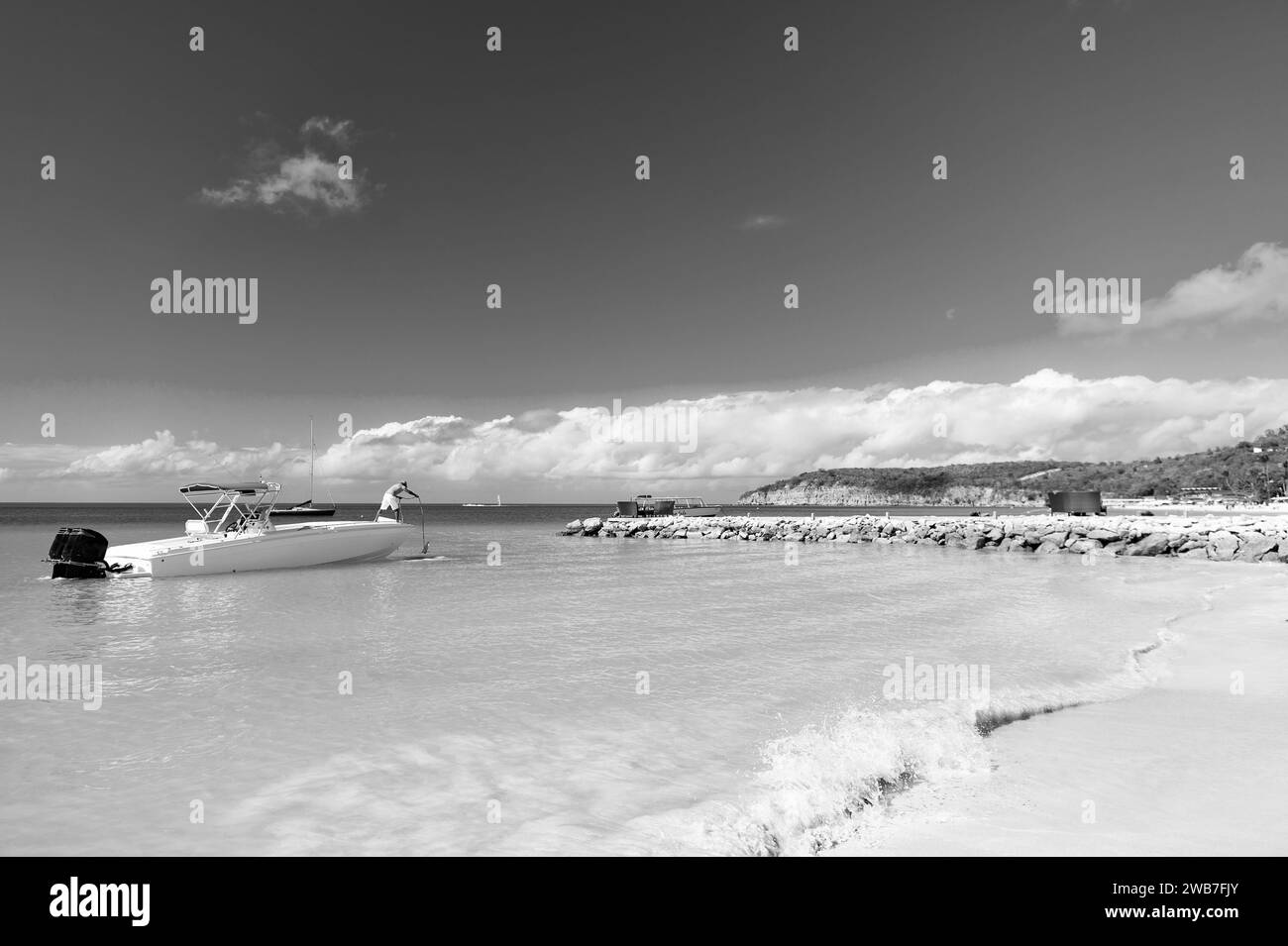 Sommerurlaub Yachttour an der exotischen Küste. Foto eines Sommerurlaubs mit der Yacht am Strand Stockfoto