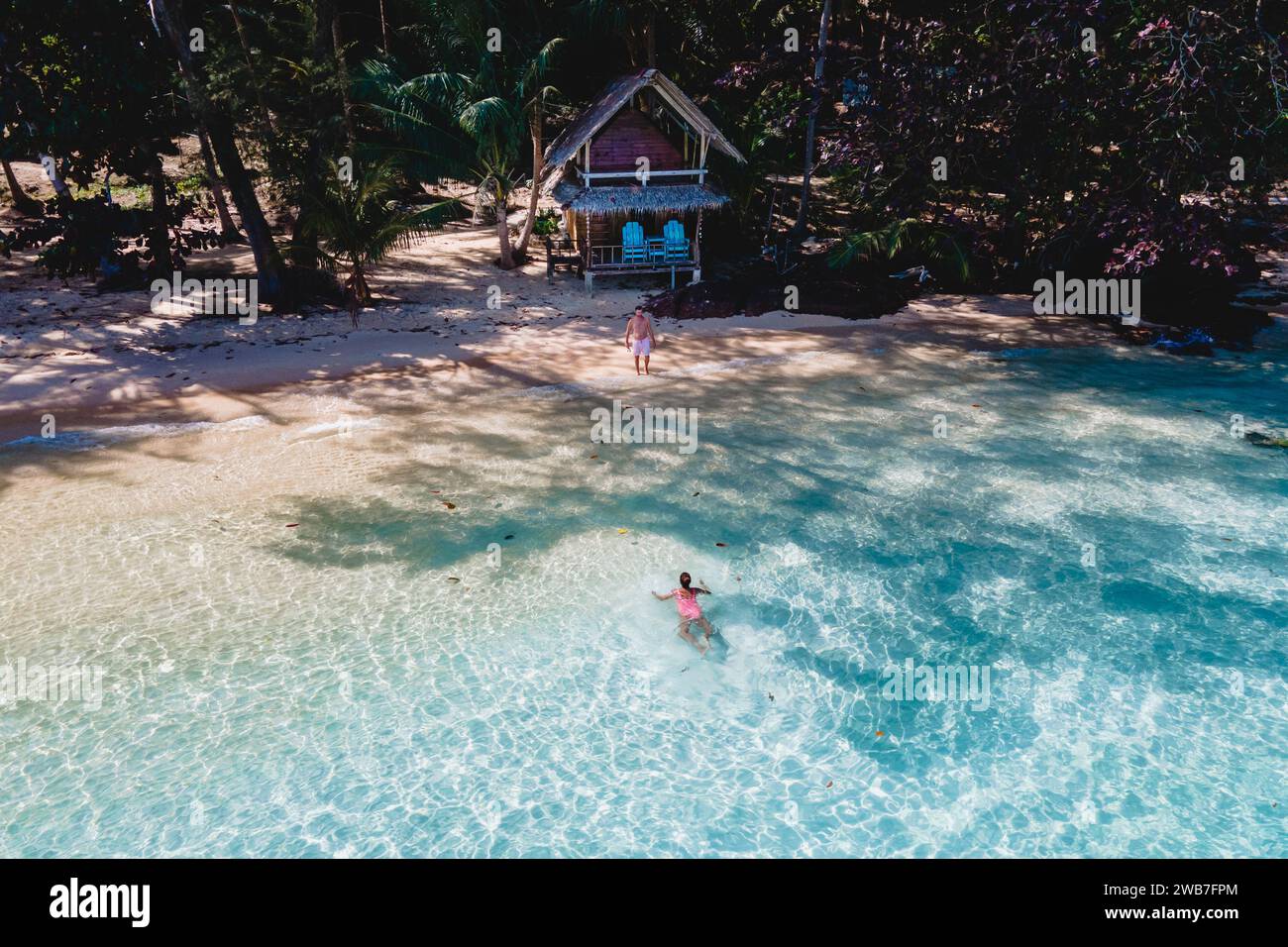 Koh Wai Island trat Thailand in der Nähe von Koh Chang. Holzbungalow Bambus Hütte am Strand. Ein junges Paar Männer und Frauen auf einer tropischen Insel in Thailand Stockfoto