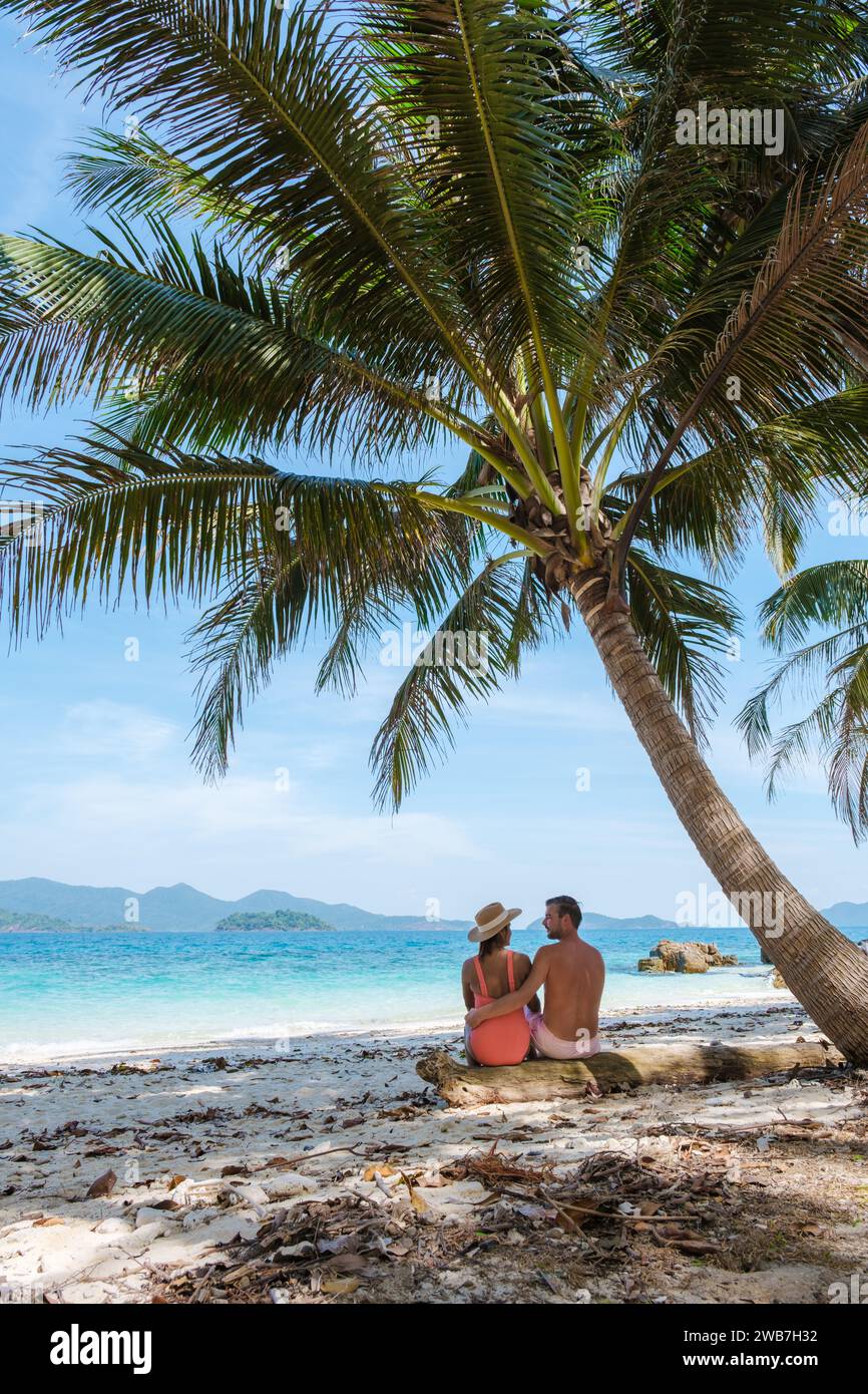 Koh Wai Island trat Thailand in der Nähe von Koh Chang. Ein junges Paar Männer und Frauen an einem tropischen Strand während eines Luxusurlaubs in Thailand, Männer und Frauen r Stockfoto