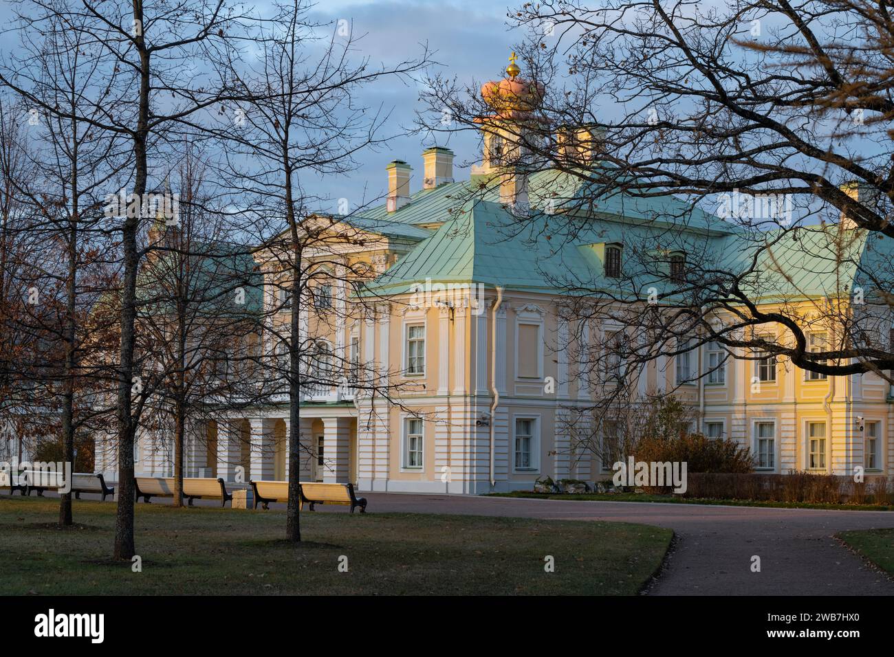 Novemberabend im alten Grabd Menshikov Palast. Oranienbaum. Viertel von St. Petersburg, Russland Stockfoto
