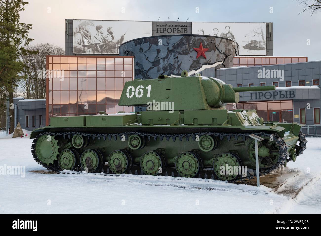 KIROVSK, RUSSLAND - 18. DEZEMBER 2023: Ein schwerer sowjetischer Panzer KV-1 vor dem Hintergrund des Baus des bahnbrechenden Panoramamuseums am Dezember Stockfoto