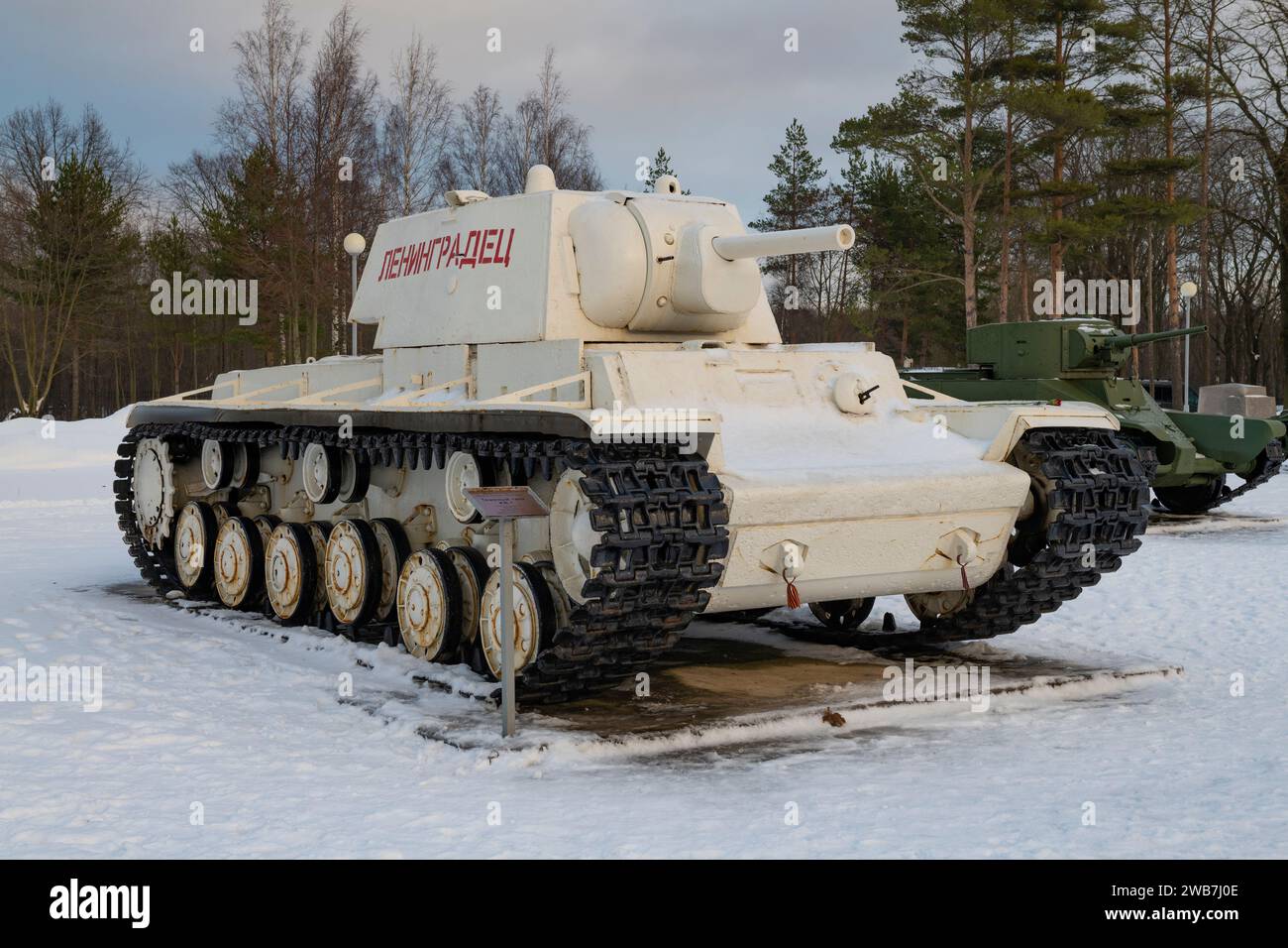 KIROVSK, RUSSLAND - 18. DEZEMBER 2023: Sowjetischer schwerer Panzer KV-1 'Leningradets' in winterweißer Farbe an einem bewölkten Dezembertag. Offene Ausstellung der 'Bre Stockfoto