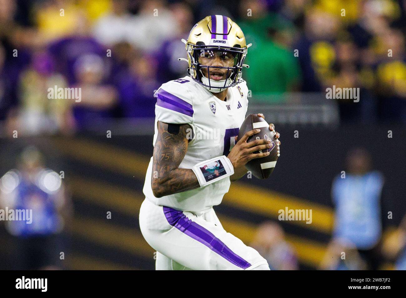 8. Januar 2024: Der Washington Quarterback Michael Penix Jr. (9) übergibt den Ball während des College Football Playoff National Championship-Spiels zwischen den Washington Huskies und den Michigan Wolverines im NRG Stadium in Houston, Texas. John Mersits/CSM Stockfoto