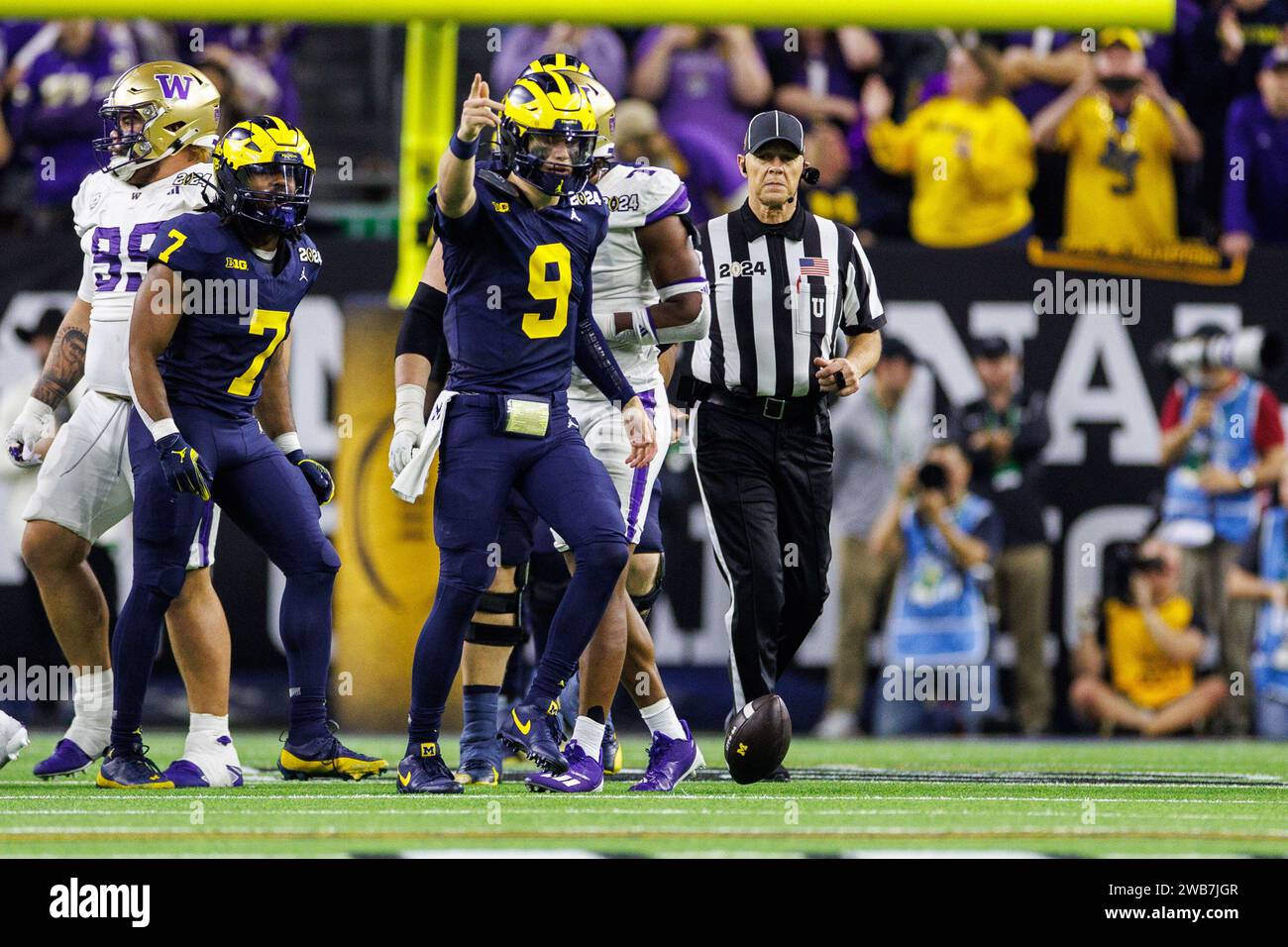 8. Januar 2024: Der Michigan Quarterback J.J. McCarthy (9) zieht sich im NRG Stadium in Houston, Texas, im College Football Playoff National Championship-Spiel zwischen den Washington Huskies und den Michigan Wolverines zurück. John Mersits/CSM Stockfoto