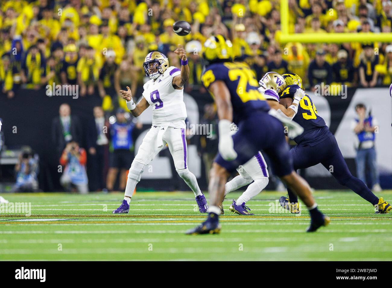 8. Januar 2024: Der Washington Quarterback Michael Penix Jr. (9) übergibt den Ball während des College Football Playoff National Championship-Spiels zwischen den Washington Huskies und den Michigan Wolverines im NRG Stadium in Houston, Texas. John Mersits/CSM Stockfoto