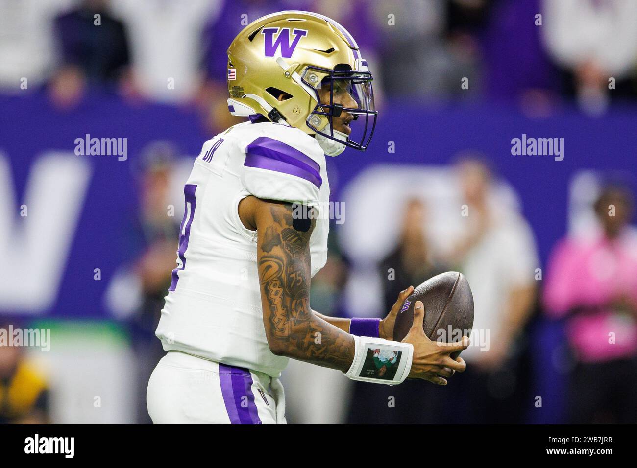 8. Januar 2024: Der Washington Quarterback Michael Penix Jr. (9) übergibt den Ball während des College Football Playoff National Championship-Spiels zwischen den Washington Huskies und den Michigan Wolverines im NRG Stadium in Houston, Texas. John Mersits/CSM Stockfoto