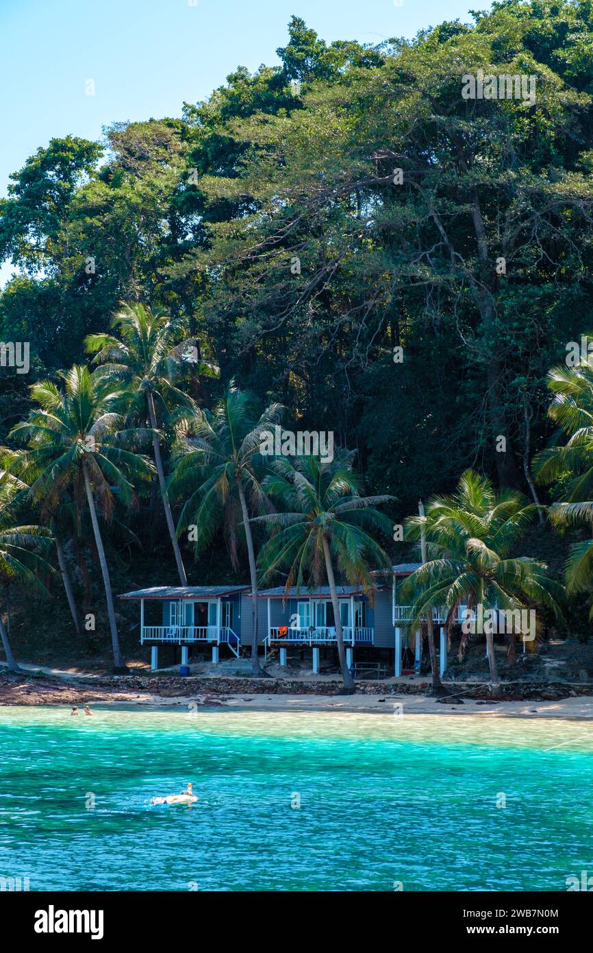 Koh Wai Island trat Thailand ist eine winzige tropische Insel in der Nähe von Koh Chang. Holzbungalow Bambus Hütte am Strand Stockfoto