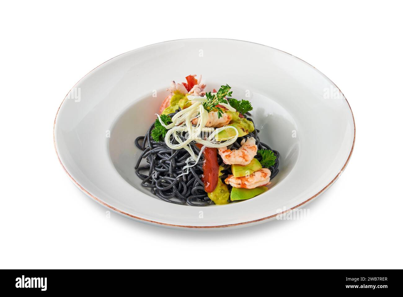 Schwarze italienische Nudeln mit Meeresfrüchten, Garnelen, Kirschtomaten und Gemüse. Pasta mit Tintenfisch-Tinte, gekochte Meeresfrüchte-Makkaroni. Stockfoto