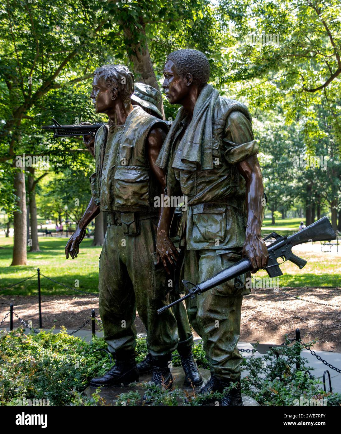 Washington DC, USA; 2. Juni 2023: Vertikales Foto von Frederick Harts Bronzestatue der drei Soldaten, Denkmal zu Ehren der Vietnam-Veteranen. Stockfoto