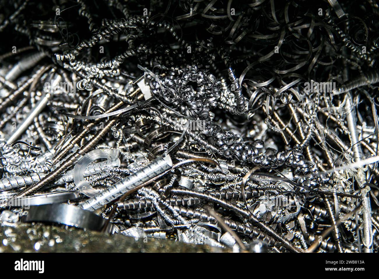 Schrott Closeup verdrehte Spiralstahlspäne verdrehtes Metall aus Drehmaschinen in Industrieanlagen. Stockfoto