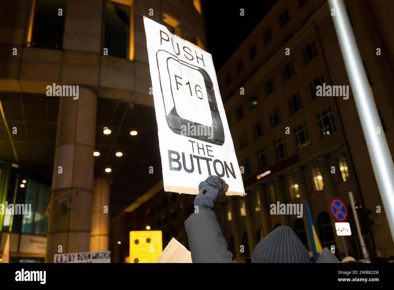 Ein Demonstrant hält ein Schild mit der Aufschrift „TASTER F16“, während er an einem proukrainischen Protest in Warschau, Polen, am 8. Januar 2024 teilnahm. Hunderte von Menschen versammelten sich, um an die Europäische Union zu appellieren, der Ukraine unverzüglich Waffen zu geben, die sie benötigt, um den russischen TERROR zu beenden. Warschau Polen 2024/01/08: STOPP DES RUSSISCHEN TERRORS: Protest vor der EU-Vertretung in Polen 2024/01/08 Urheberrecht: XMarekxAntonixIwanczukx MAI09185 Stockfoto