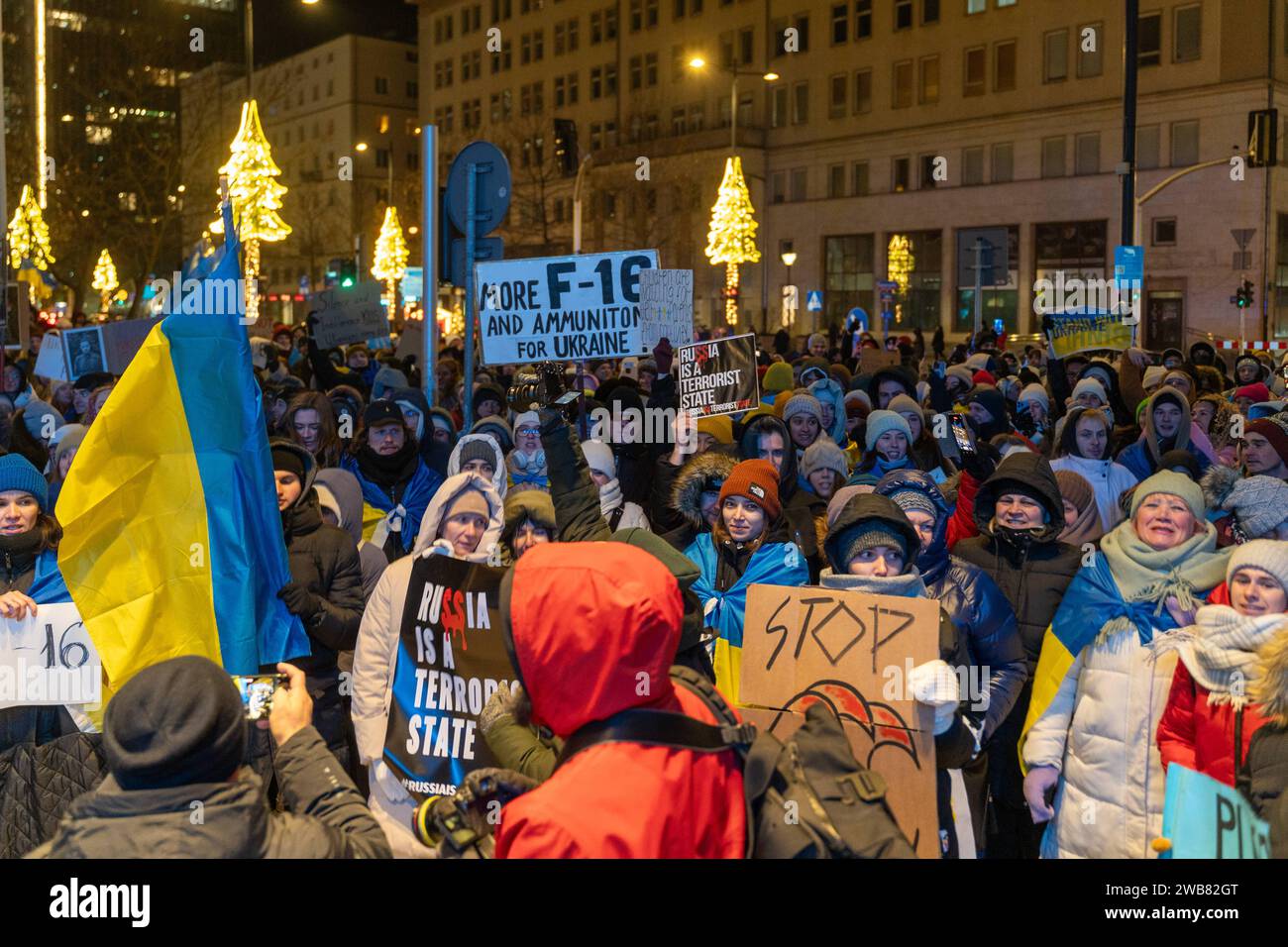 Demonstranten halten Banner, während sie an einem proukrainischen Protest in Warschau, Polen, am 8. Januar 2024 teilnahmen. Hunderte von Menschen versammelten sich, um an die Europäische Union zu appellieren, der Ukraine unverzüglich die Waffen zu geben, die sie benötigt, um den russischen Terror zu beenden. Warschau Polen 2024/01/08: STOPP DES RUSSISCHEN TERRORS: Protest vor der EU-Vertretung in Polen 2024/01/08 Urheberrecht: XMarekxAntonixIwanczukx MAI09319 Stockfoto