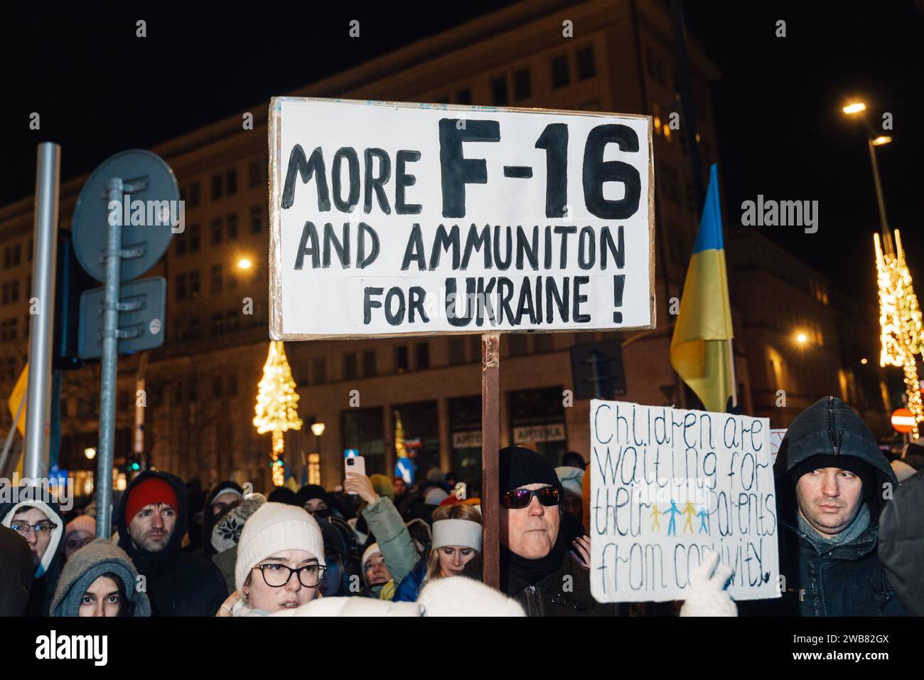 Ein Demonstrant hält ein Schild mit der Aufschrift MEHR F-16 UND MUNITION FÜR DIE UKRAINE, während er an einem proukrainischen Protest in Warschau, Polen, am 8. Januar 2024 teilnahm. Hunderte von Menschen versammelten sich, um an die Europäische Union zu appellieren, der Ukraine unverzüglich Waffen zu geben, die sie benötigt, um den russischen TERROR zu beenden. Warschau Polen 2024/01/08: STOPP DES RUSSISCHEN TERRORS: Protest vor der EU-Vertretung in Polen 2024/01/08 Urheberrecht: XMarekxAntonixIwanczukx MAI09302 Stockfoto