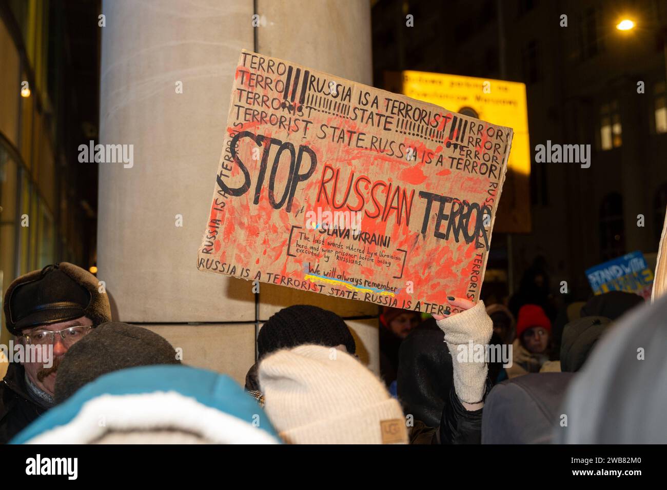 Ein Demonstrant hält ein Schild mit der Aufschrift STOP RUSSIAN TERROR, während er an einem pro-ukrainischen Protest in Warschau, Polen, am 8. Januar 2024 teilnahm. Hunderte von Menschen versammelten sich, um an die Europäische Union zu appellieren, der Ukraine unverzüglich Waffen zu geben, die sie benötigt, um den russischen TERROR zu beenden. Warschau Polen 2024/01/08: STOPP DES RUSSISCHEN TERRORS: Protest vor der EU-Vertretung in Polen 2024/01/08 Urheberrecht: XMarekxAntonixIwanczukx MAI09331 Stockfoto
