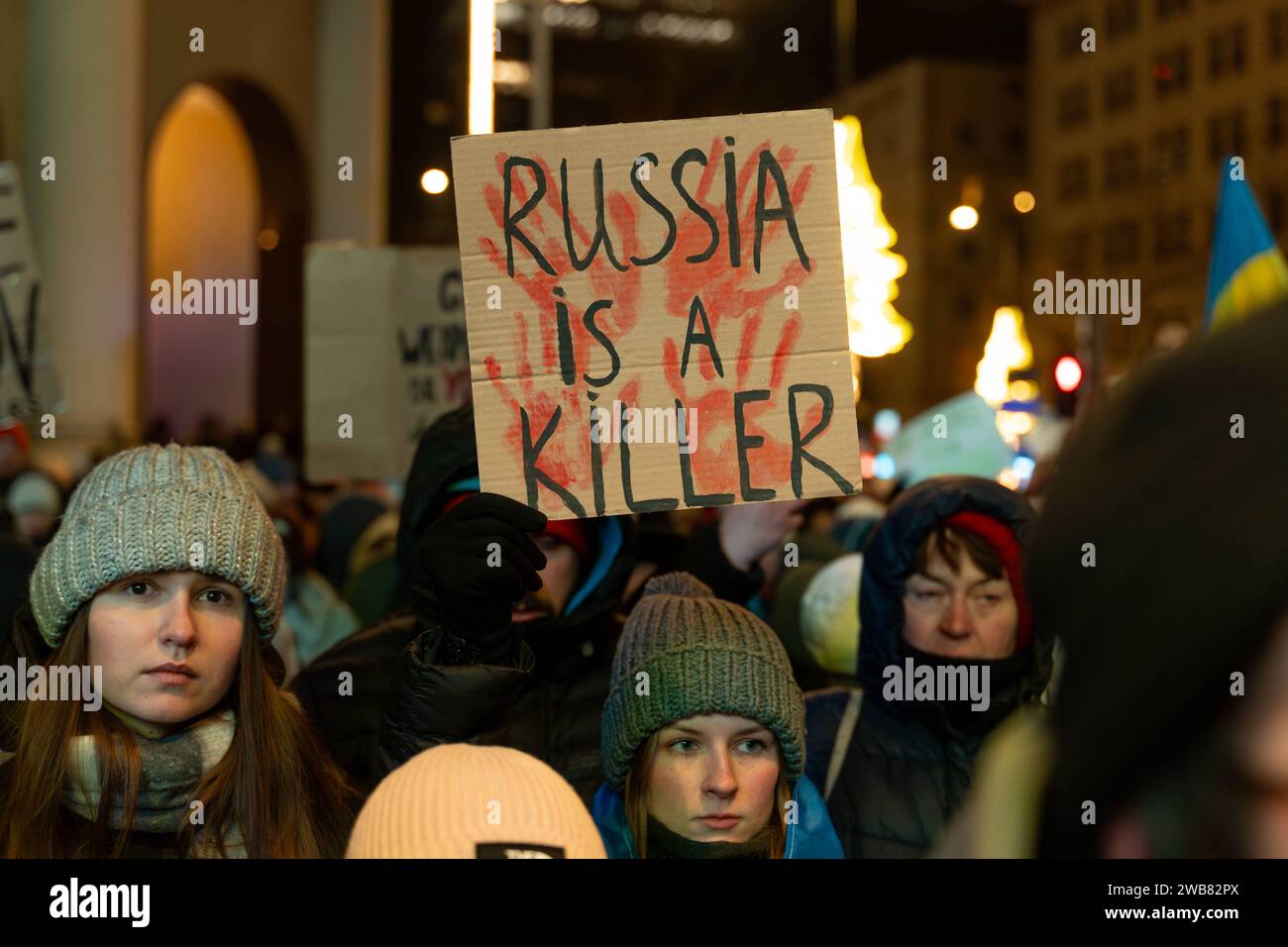 Ein Demonstrant hält ein Schild mit der Aufschrift „RUSSLAND IST Ein MÖRDER“, während er an einem proukrainischen Protest in Warschau, Polen, am 8. Januar 2024 teilnahm. Hunderte von Menschen versammelten sich, um an die Europäische Union zu appellieren, der Ukraine unverzüglich Waffen zu geben, die sie benötigt, um den russischen TERROR zu beenden. Warschau Polen 2024/01/08: STOPP DES RUSSISCHEN TERRORS: Protest vor der EU-Vertretung in Polen 2024/01/08 Urheberrecht: XMarekxAntonixIwanczukx MAI09351-Enhanced-NR Stockfoto